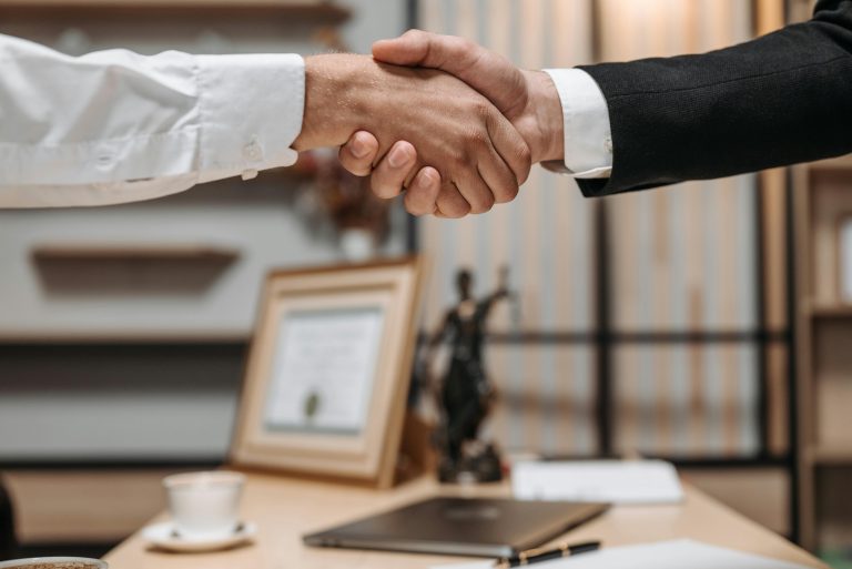 Settle Conflicts Privately with Arbitration Lawyer in UAE